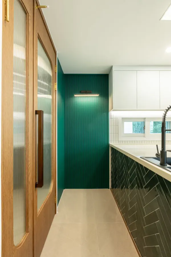 그린 컬러와 헤링본 타일의 감각적인 주방